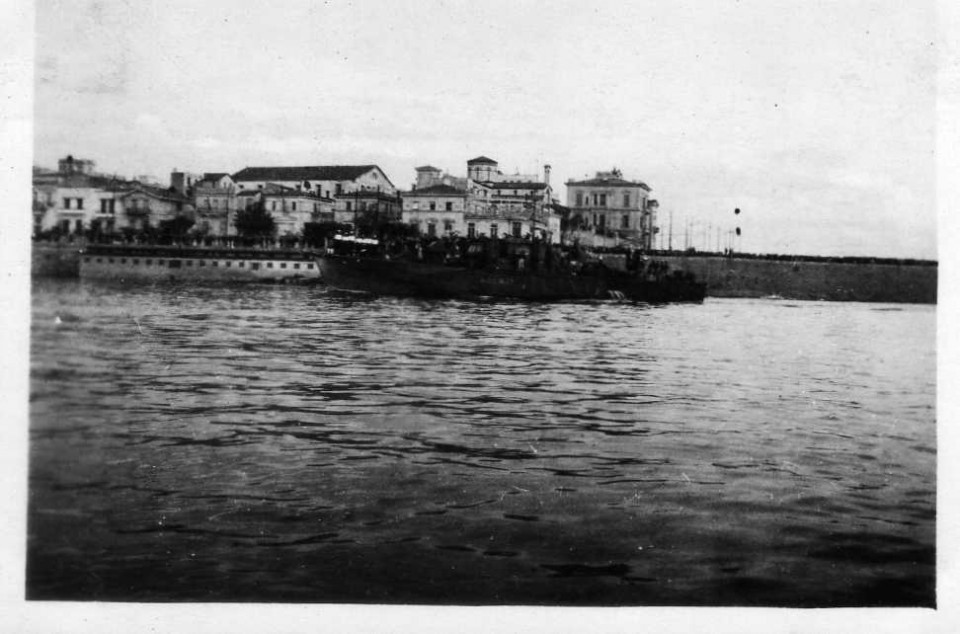 Entering Pireus 1944.jpg